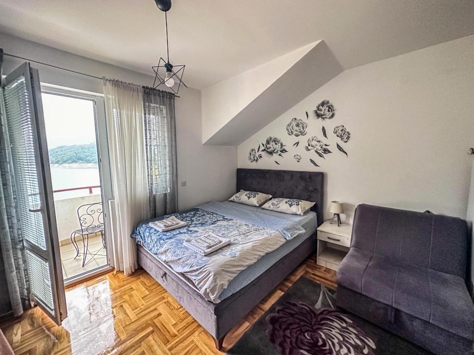 Zora Apartment Pluzine Bagian luar foto